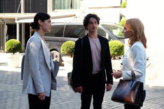 Onur Durmaz (Engin Tilmen); Basak Gümülcinelioglu (Neva Seçkin) in Segreti di Famiglia 1x10