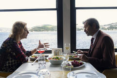 Pinar Çaglar Gençtürk (Aylin Erguvan Yilmaz), Ugur Polat (Yekta Tilmen) in Segreti di Famiglia 1x12