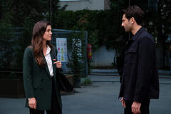 Pinar Deniz (Ceylin Erguvan), Kaan Urgancioglu (Ilgaz Kaya) in Segreti di Famiglia 1x12