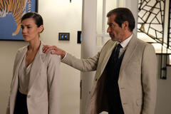 Pinar Deniz (Ceylin Erguvan), Ugur Polat (Yekta Tilmen) in Segreti di Famiglia 1x15