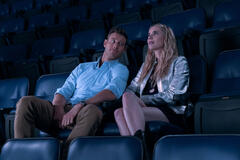 Logan (Tom Hopper) e Rex (Emma Roberts) in Space Cadet