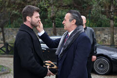 Kivanç Tatlitug (Aslan), Levent Ülgen (Ibo) in The Family (Aile) 1x10 (versione italiana)