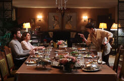 Kivanç Tatlitug (Aslan), Nur Sürer (Hülya), Canan Ergüder (Leyla) in The Family (Aile) 1x10 (versione italiana)