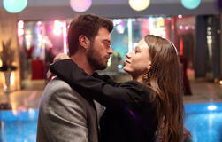 Kivanç Tatlitug (Aslan), Serenay Sarikaya (Devin) in The Family (Aile) 1x01 (versione italiana)