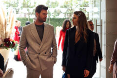 Kivanç Tatlitug (Aslan), Serenay Sarikaya (Devin) in The Family (Aile) 1x01 (versione italiana)