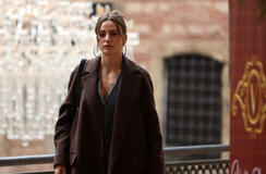 Serenay Sarikaya (Devin) in The Family (Aile) 1x02 (versione italiana)