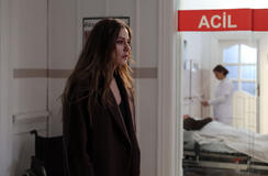 Serenay Sarikaya (Devin) in The Family (Aile) 1x02 (versione italiana)