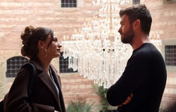 Serenay Sarikaya (Devin), Kivanç Tatlitug (Aslan) in The Family (Aile) 1x02 (versione italiana)