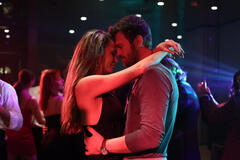 Serenay Sarikaya (Devin), Kivanç Tatlitug (Aslan) in The Family (Aile) 1x02 (versione italiana)