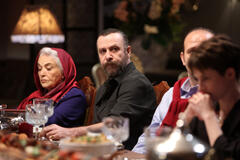 Emel Göksu (Seher), Nejat Isler (Cihan) in The Family (Aile) 1x03 (versione italiana)