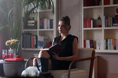 Serenay Sarikaya (Devin) in The Family (Aile) 1x04 (versione italiana)