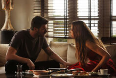 Kivanç Tatlitug (Aslan), Serenay Sarikaya (Devin) in The Family (Aile) 1x05 (versione italiana)