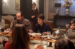 Mert Denizmen (Tolga), Canan Ergüder (Leyla) in The Family (Aile) 1x06 (versione italiana)