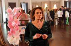 Nur Sürer (Hülya) in The Family (Aile) 1x06 (versione italiana)