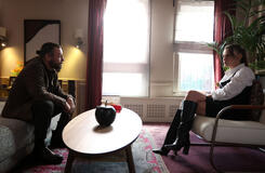 Nejat Isler (Cihan), Serenay Sarikaya (Devin) in The Family (Aile) 1x07 (versione italiana)