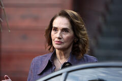 Nur Sürer (Hülya) in The Family (Aile) 1x08 (versione italiana)