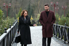 Nur Sürer (Hülya), Kivanç Tatlitug (Aslan) in The Family (Aile) 1x08 (versione italiana)