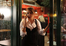Serenay Sarikaya (Devin) in The Family (Aile) 1x08 (versione italiana)