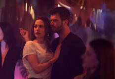 Serenay Sarikaya (Devin), Kivanç Tatlitug (Aslan) in The Family (Aile) 1x08 (versione italiana)