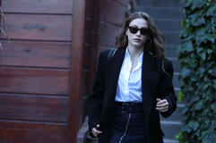 Serenay Sarikaya (Devin) in The Family (Aile) 1x09 (versione italiana)