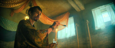 Robert Sheehan come Klaus Hargreeves in The Umbrella Academy 4x04