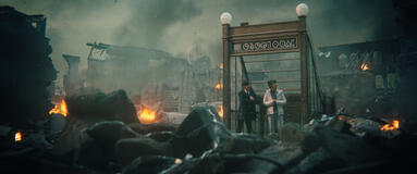 (S-D) Aidan Gallagher come Numero Cinque, Ritu Arya come Lila Pitts in The Umbrella Academy 4x04