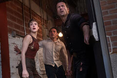 (da sx) Kate (Daisy Edgar-Jones), Javi (Anthony Ramos), e Tyler (Glen Powell), in Twisters di Lee Isaac Chung