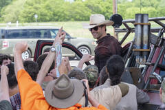 Glen Powell come Tyler, in Twisters di Lee Isaac Chung