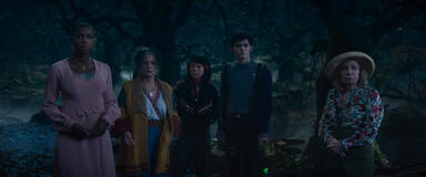 (S-D): Jennifer Kale (Sasheer Zamata), Lilia Calderu (Patti LuPone), Ali Ahn (Alice Wu-Gulliver), Teen (Joe Locke), e Mrs. Hart/Sharon Davis (Debra Jo Rupp) in Agatha All Along 1x03