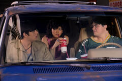 (S-D) Mace Coronel come Jay Kelso, Sam Morelos come Nikki, Maxwell Acee Donovan come Nate in That '90s Show 1x01