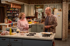 (S-D) Debra Jo Rupp come Kitty Forman, Kurtwood Smith come Red Forman in That '90s Show 1x01