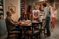 (S-D) Kurtwood Smith come Red Forman, Laura Prepon come Donna Pinciotti, Callie Haverda come Leia Forman, Topher Grace come Eric Forman, Debra Jo Rupp come Kitty Forman in That '90s Show 1x01