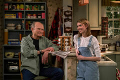 (S-D) Kurtwood Smith come Red Forman, Callie Haverda come Leia Forman in That '90s Show 1x01