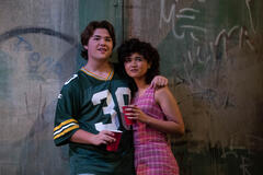 (S-D) Maxwell Acee Donovan come Nate, Sam Morelos come Nikki in That '90s Show 1x01