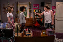 (S-D) Callie Haverda come Leia Forman, Ashley Aufderheide come Gwen Runck, Maxwell Acee Donovan come Nate in That '90s Show 1x01