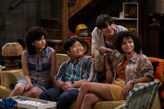 (S-D) Sam Morelos come Nikki, Reyn Doi come Ozzie, Mace Coronel come Jay Kelso, Ashley Aufderheide come Gwen Runck in That '90s Show 1x02