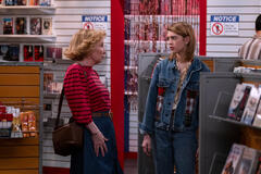 (S-D) Debra Jo Rupp come Kitty Forman, Callie Haverda come Leia Forman in That '90s Show 1x02