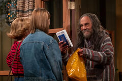 (S-D) Debra Jo Rupp come Kitty Forman, Callie Haverda come Leia Forman, Tommy Chong come Leo in That '90s Show 1x02