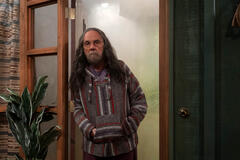 Tommy Chong come Leo in That '90s Show 1x02