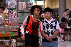 (S-D) Ashley Aufderheide come Gwen Runck, Reyn Doi come Ozzie in That '90s Show 1x03