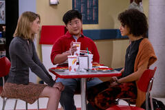 (S-D) Callie Haverda come Leia Forman, Reyn Doi come Ozzie, Ashley Aufderheide come Gwen Runck in That '90s Show 1x03