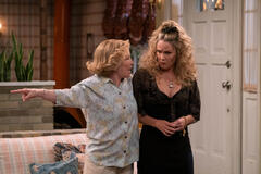 (S-D) Debra Jo Rupp come Kitty Forman, Andrea Anders come Sherri Runck in That '90s Show 1x03