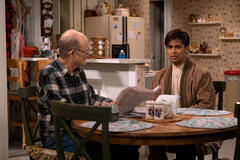 (S-D) Kurtwood Smith come Red Forman, Wilmer Valderrama come Fez in That '90s Show 1x03
