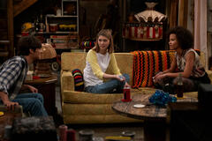 (S-D) Mace Coronel come Jay Kelso, Callie Haverda come Leia Forman, Ashley Aufderheide come Gwen Runck in That '90s Show 1x05