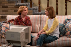 (S-D) Debra Jo Rupp come Kitty Forman, Callie Haverda come Leia Forman in That '90s Show 1x05