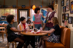 (S-D) Ashley Aufderheide come Gwen Runck, Reyn Doi come Ozzie, Sam Morelos come Nikki, Maxwell Acee Donovan come Nate, Callie Haverda come Leia Forman in That '90s Show 1x05