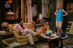 (S-D) Reyn Doi come Ozzie, Ashley Aufderheide come Gwen Runck, Callie Haverda come Leia Forman in That '90s Show 1x06