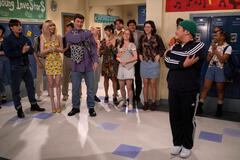 (S-D) Mace Coronel come Jay Kelso, Callie Haverda come Leia Forman, Brian Austin Green come Brian Austin Green, Reyn Doi come Ozzie in That '90s Show 1x06