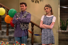 (S-D) Brian Austin Green come Brian Austin Green, Callie Haverda come Leia Forman in That '90s Show 1x06