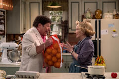 (S-D) Don Stark come Bob Pinciotti, Debra Jo Rupp come Kitty Forman in That '90s Show 1x06